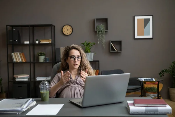 Mujer usando el portátil para la conversación en línea — Foto de Stock