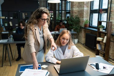 Bilgisayarda online çalışmaları tartışan meslektaşlar