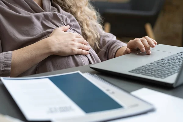 직장에서 노트북을 사용하는 임신부 — 스톡 사진