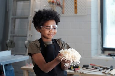 Atölyedeki Gülümseyen Siyah Çocuk