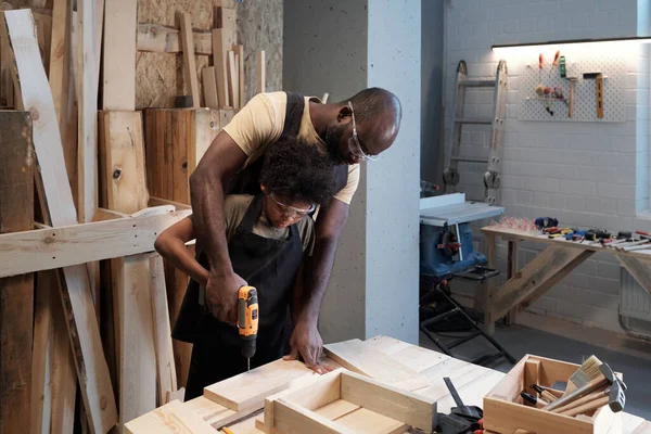Padre negro e hijo juntos en taller — Foto de Stock