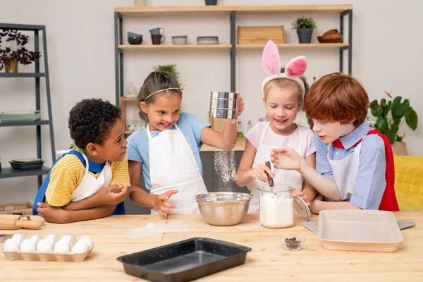 Niños haciendo galletas — Foto de Stock