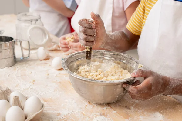 Fazendo deliciosa surpresa para a mãe — Fotografia de Stock