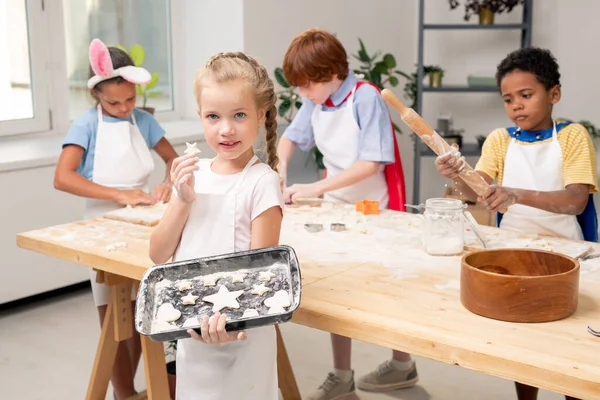 Klein meisje koken met vrienden — Stockfoto