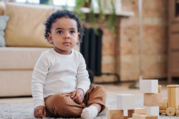 Schwarzes Kleinkind spielt mit Spielzeug — Stockfoto
