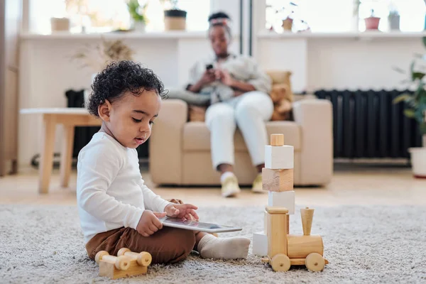 Pequeño niño jugando solo — Foto de Stock