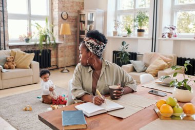 Evde çalışırken çocuğu kontrol etmek