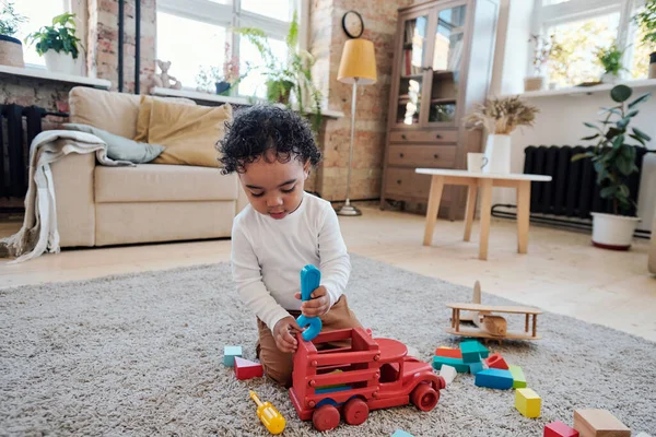 Kleine jongen spelen auto monteur — Stockfoto