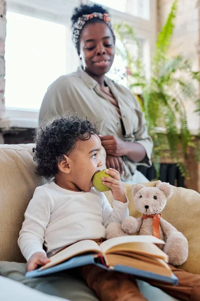 Niño afroamericano comiendo manzana —  Fotos de Stock