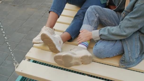 Високий Кут Двох Молодих Обрізаних Друзів Джинсовому Одязі Сидячи Ногами — стокове відео