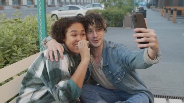 Středně Dlouhá Fena Black College Student Usmívání Chatování Braní Selfie — Stock video