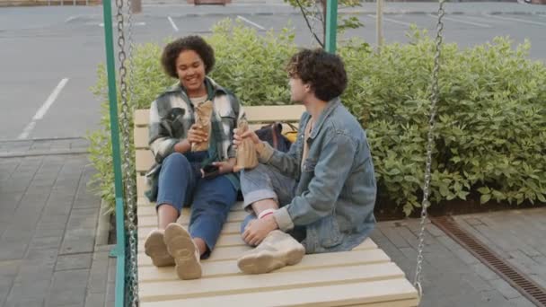 Filme Completo Estudante Universitário Negro Sexo Feminino Sorrindo Conversando Bebendo — Vídeo de Stock