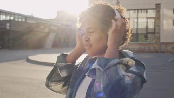 Verlichte Borst Van Afro Amerikaanse Meisje Buiten Staan Stad Zetten — Stockvideo