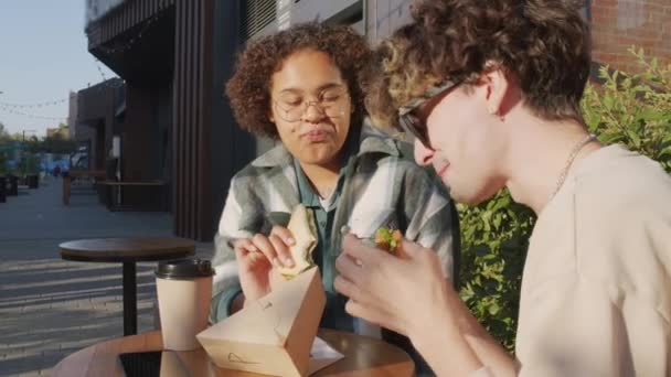 Alto Ângulo Dois Jovens Amigos Diversos Almoçando Mesa Lado Fora — Vídeo de Stock