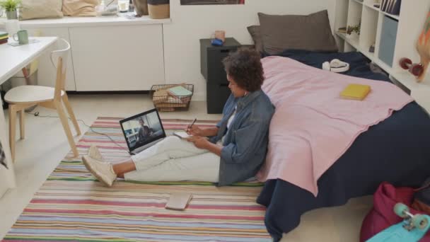 Geniş Açılı Günlük Kıyafetler Giyen Gündüz Vakti Yatak Odasında Oturan — Stok video