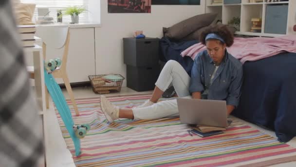 Amplia Toma Estudiante Universitaria Negra Sentada Piso Dormitorio Dormitorio Cerrando — Vídeo de stock