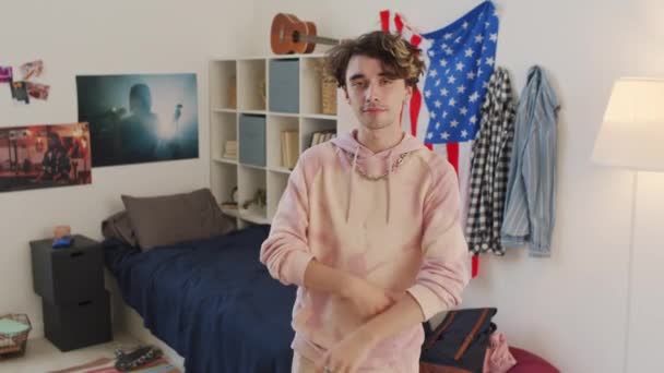 Medium Portret Van Krullend Haar Blanke Mannelijke Student Dragen Hoodie — Stockvideo