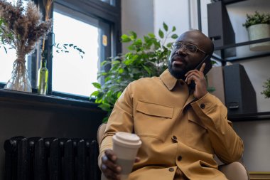 Çağdaş şehir ofis çalışanı akıllı telefondan konuşuyor.