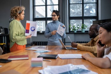Çağdaş işadamı bir meslektaşıyla mali belgeyi tartışıyor