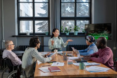 Çağdaş, kendine güvenen Asya iş koçu sunumu yapıyor