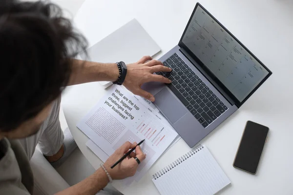 Auditor o analista contemporáneo mirando a través del texto en el documento — Foto de Stock