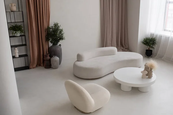 Parte de grande aconchegante e leve sala de estar com mobiliário branco — Fotografia de Stock