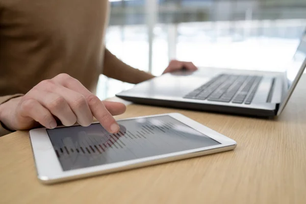 Mano di giovane uomo d'affari che indica i dati sullo schermo del tablet — Foto Stock