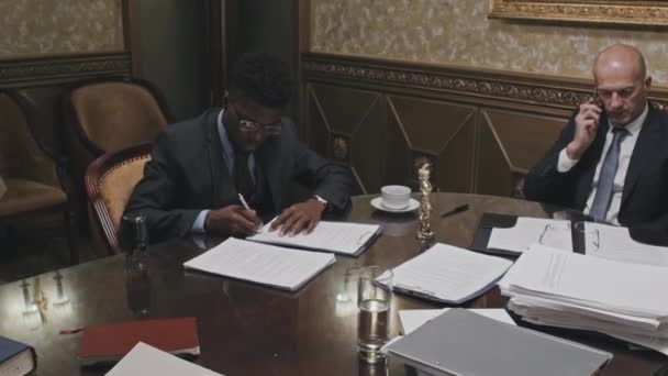 Zoom Ujęciu Afro Amerykańskiego Prawnika Formalnym Pozwie Podpisywanie Stemplowanie Dokumentu — Wideo stockowe