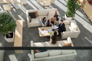 Çağdaş genç işadamı, meslektaşlarının verilerini belgede açıklıyor