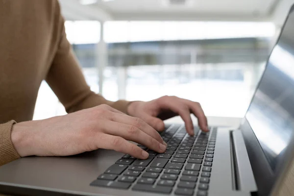 Dizüstü bilgisayar klavyesinde yazan çağdaş CEO veya girişimcinin elleri — Stok fotoğraf
