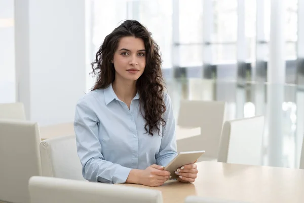 Joven confidente mujer ceo con tableta digital sentado por el lugar de trabajo —  Fotos de Stock