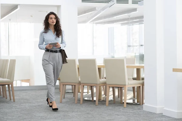 Junge selbstbewusste Geschäftsfrau in Formalbekleidung mit digitalem Tablet — Stockfoto