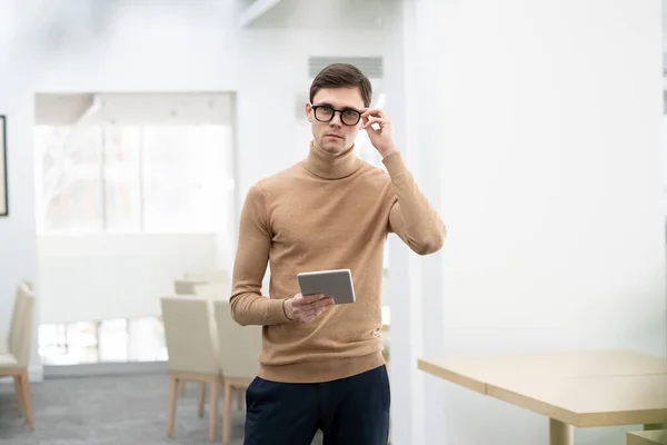 Joven ceo contemporáneo de gran corporación de alta tecnología con tableta — Foto de Stock