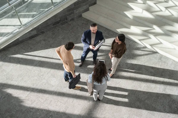 Grupo de delegados contemporâneos em formalwear tendo discussão — Fotografia de Stock