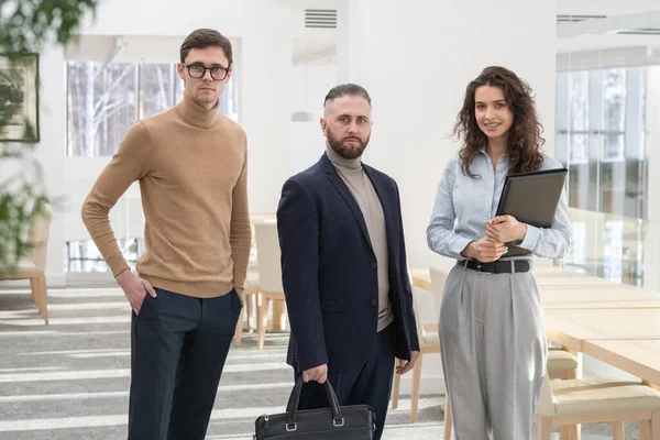 Grupo de personal de oficina exitoso en ropa formal de pie delante de la cámara — Foto de Stock