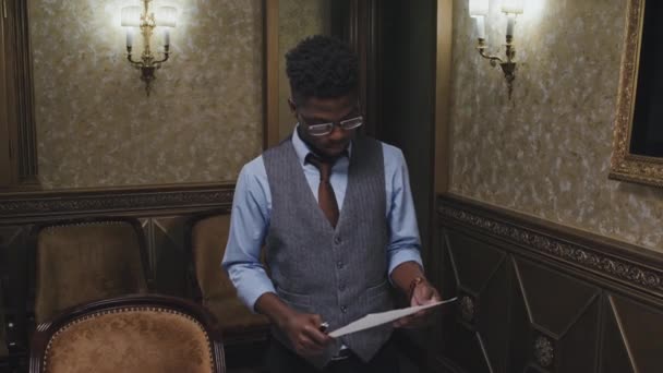 Портрет Молодого Афроамериканского Адвоката Формальной Одежде Стоящего Офисе Читающего Документ — стоковое видео