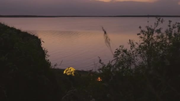 Horizontal Tiro Longo Extremo Casal Irreconhecível Passar Noite Acampamento Lago — Vídeo de Stock