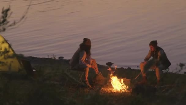 Horisontell Bild Unga Man Och Kvinna Som Tillbringar Kvällen Läger — Stockvideo