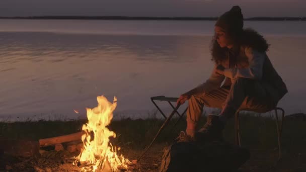 Горизонтальный Снимок Молодого Мужчины Женщины Проводящих Вечер Лагере Берегу Озера — стоковое видео