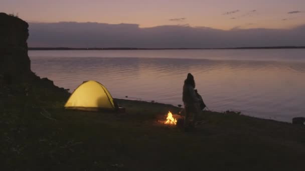 Horisontell Långskott Oigenkännliga Par Tillbringa Kvällen Lägret Vid Sjön Njuter — Stockvideo