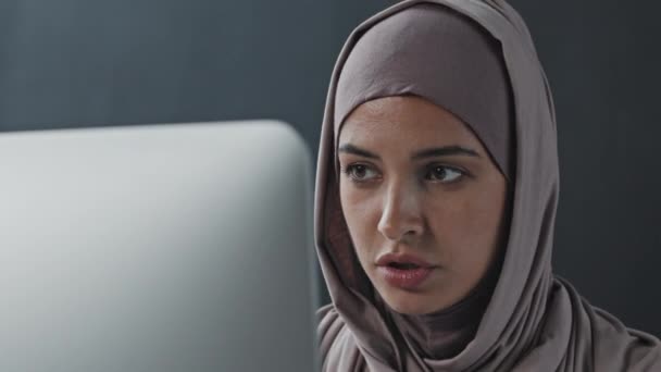 Poitrine Vers Haut Jeune Femme Musulmane Dans Hijab Parler Sur — Video