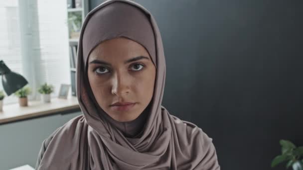 Porträt Einer Jungen Muslimin Hidschab Die Büro Lächelt Und Die — Stockvideo