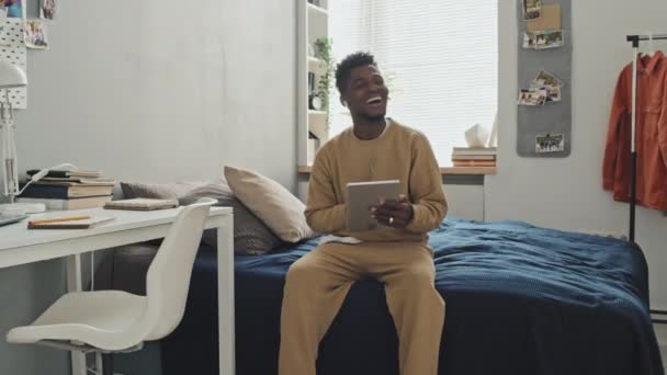Pria Afrika Amerika Yang Ceria Duduk Tempat Tidur Rumah Tersenyum — Stok Video