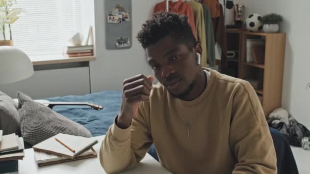 Porträt Eines Jungen Afroamerikanischen Mannes Mit Drahtlosen Kopfhörern Der Schlafzimmer — Stockvideo