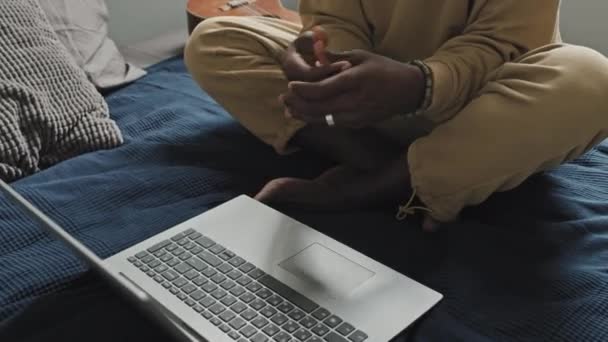 기사보기 이어폰을 침대에 다리를 벌리고 온라인 비디오 통화를 아프리카 미국인 — 비디오