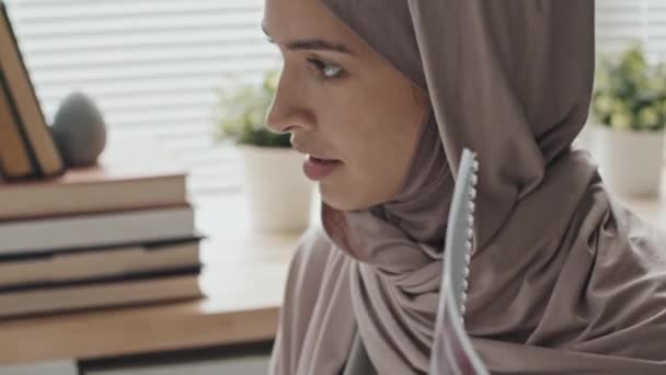 Primo Piano Insegnante Donna Hijab Che Spiega Compito Nella Cartella — Video Stock