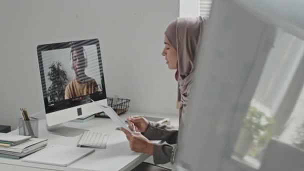 Giovane Donna Musulmana Hijab Seduta Alla Scrivania Carica Tenendo Blocco — Video Stock