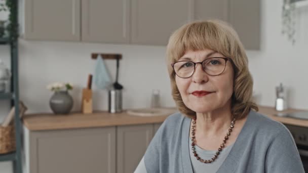Ritratto Donna Caucasica Anziana Seduta Cucina Casa Posa Sulla Macchina — Video Stock