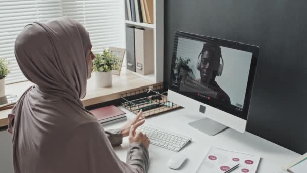 Obloukový Záběr Muslimské Ženy Hidžábu Sedí Kancelářském Stole Mají Line — Stock video