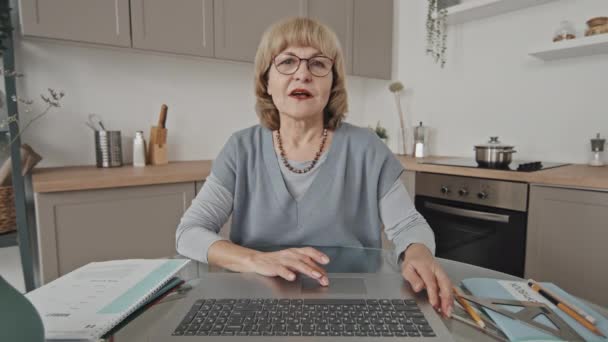 Point Vue Une Femme Âgée Utilisant Pavé Tactile Sur Ordinateur — Video